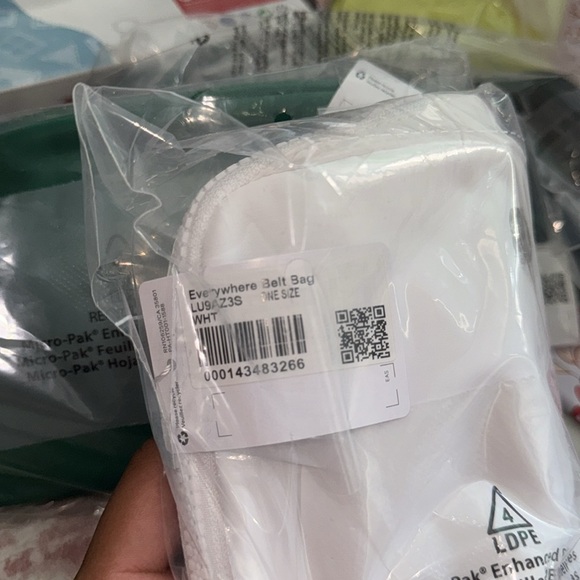 lululemon belt bag wear everywhere in white - Picture 9 of 10